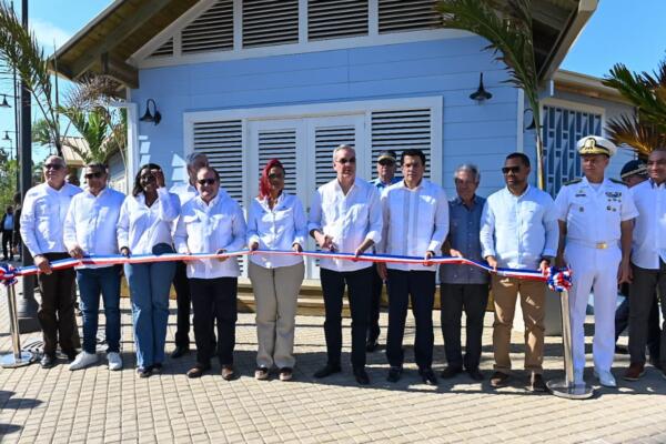 Abinader inauguran remodelada Plaza del Pueblo de los Pescadores en Las Terrenas