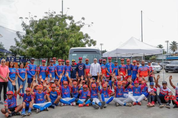Academia de béisbol La Javilla recibe autobús del presidente Luis Abinader. (Foto, fuente externa)