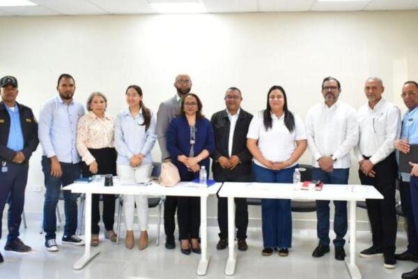 Momento de la reunión entre representantes de diversos sectores educativos y autoridades gubernamentales.