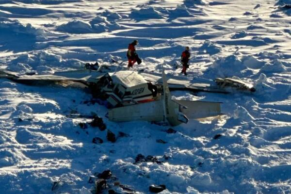 Fotografía donde se muestran los restos del avión accidentado localizado aproximadamente a 34 millas al sureste de Nome, Alaska. EFE/USCG 