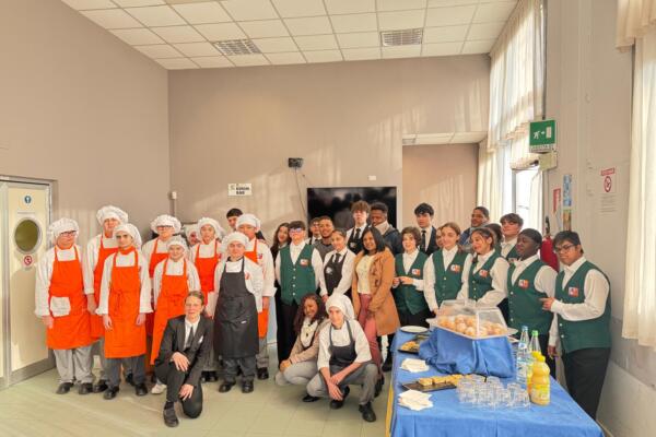 Estudiantes y profesores del Loyola junto a anfitriones en su primer día en el Instituto Spallanzani, Italia. 