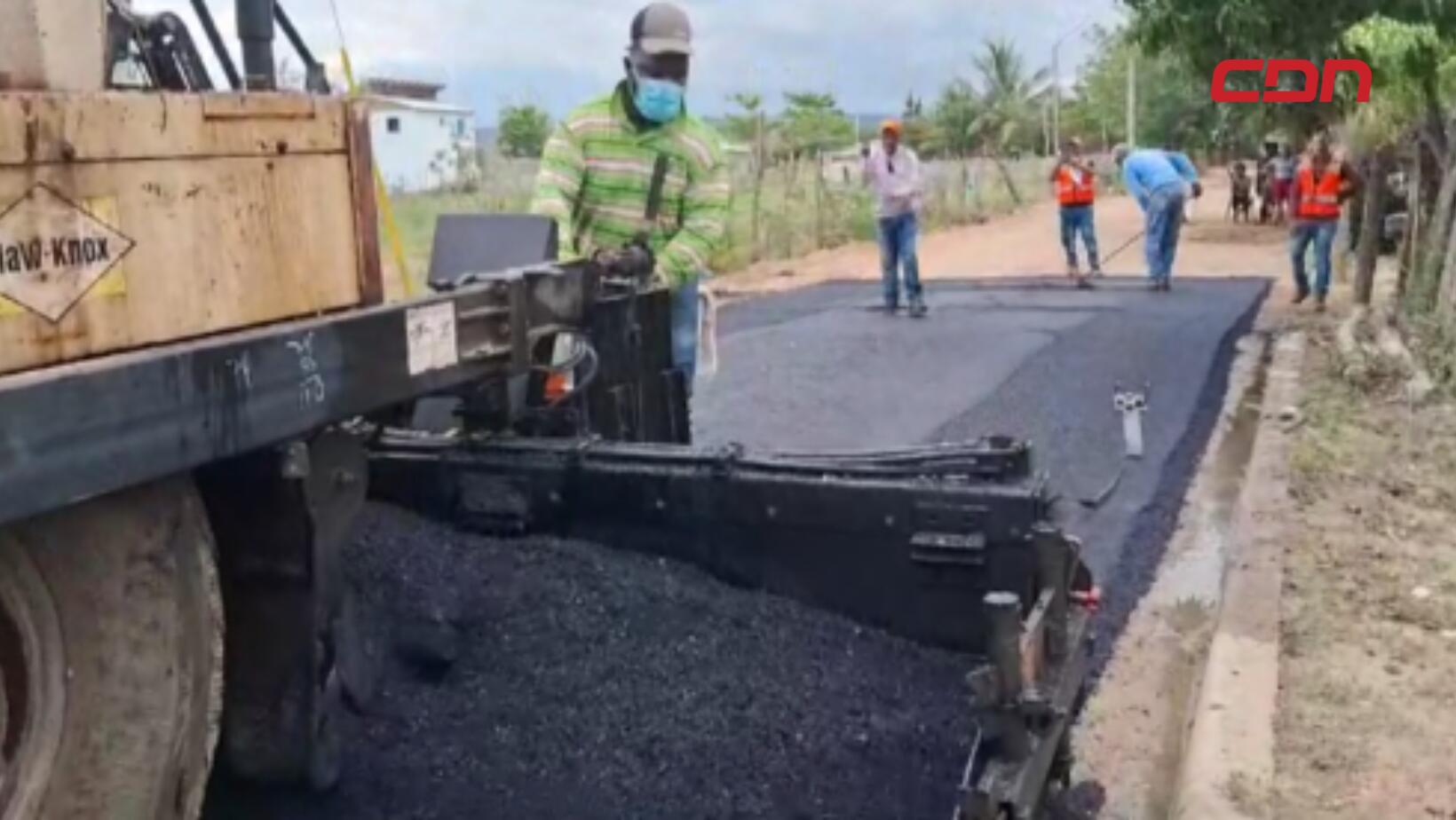 Asfaltan calles en distrito municipal de Cana Chapetón