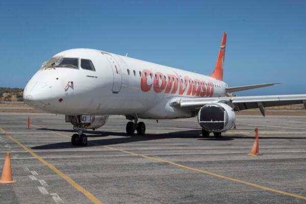 Fotografía de un avión de la aerolínea estatal venezolana Conviasa, en el aeropuerto Internacional de Maiquetía (La Guaira, Venezuela). EFE/Rayner Peña