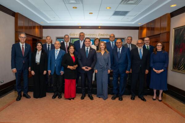 De izquierda a derecha, los señores en la primera fila: José Mármol, Mariel Bera,
Nelson Marrero, Alba Nely Familia, Christopher Paniagua, Nuria Piera, Miguel Franjul, Persio
Maldonado y Lissette de Jesús.
En la segunda fila: Alberto Caminero, Fausto Rosario, Luis Mejía Oviedo, Almudena Casado,
Jairon Severino, Adalberto Grullón y Esteban Martínez-Murga.
Foto: fuente externa