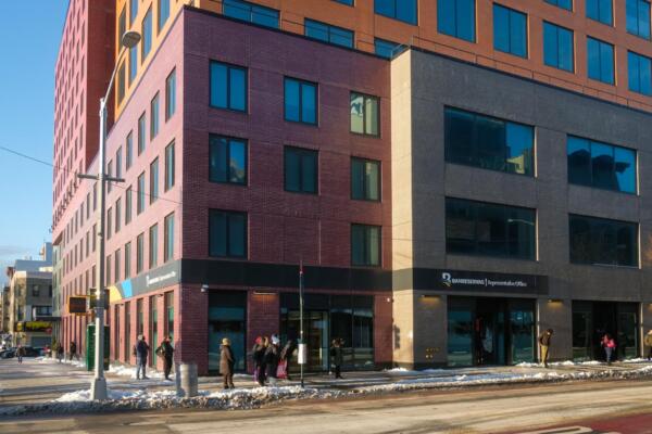 Banreservas amplió su oficina de representación en Washington Heights, Nueva York y también cuenta con una sucursal en Madrid.