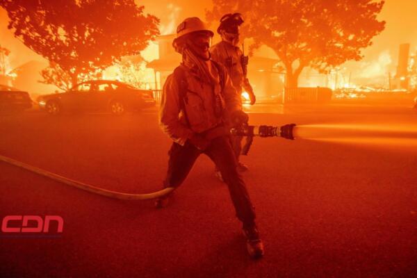 Bomberos que combatieron incendios en Los Ángeles enfrentan despidos voluntarios