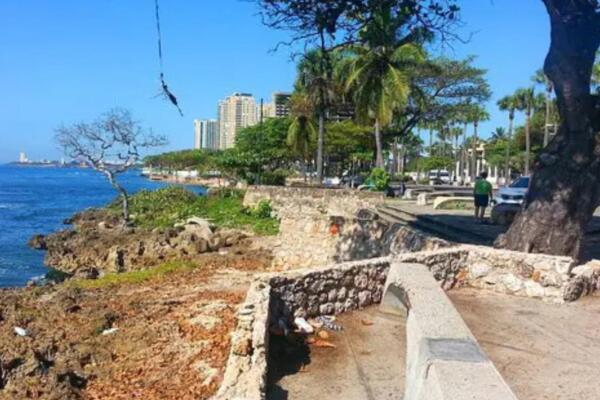 Bomberos rescatan a mujer que se lanzó al Mar Caribe desde el Malecón de Santo Domingo