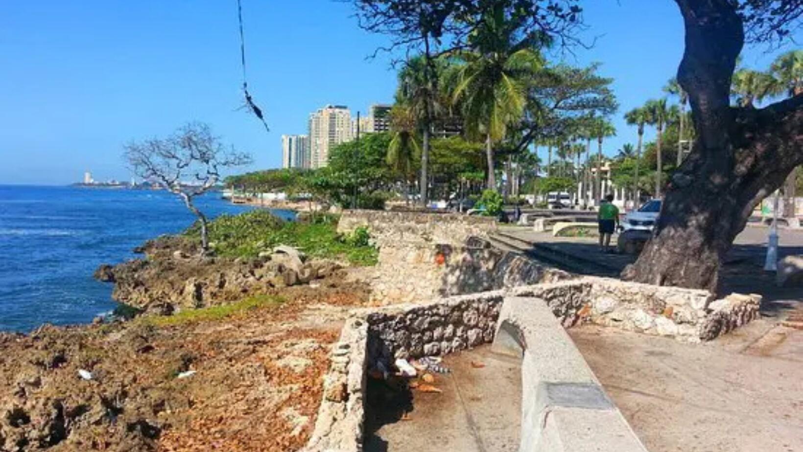 Bomberos rescatan a mujer que se lanzó al Mar Caribe desde el Malecón de Santo Domingo