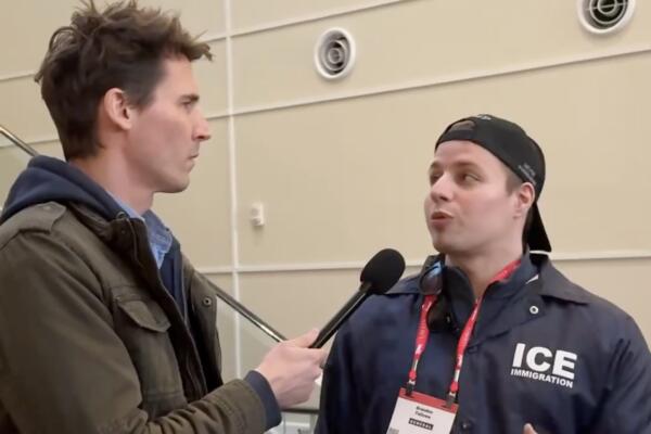 Estadounidense se disfraza de agente ICE y asusta a inmigrantes