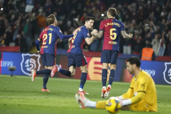 El Barcelona se adelantó a los 27 minutos cuando Pathe Ciss derribó a Íñigo Martínez en el área y se pitó penalti tras la revisión del videoarbitraje. Lewandowski envió al portero al lado equivocado desde el punto de penalti.