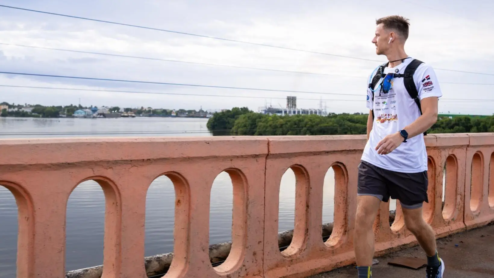 Callum Bates caminará 570 kilómetros para apoyar la educación en RD