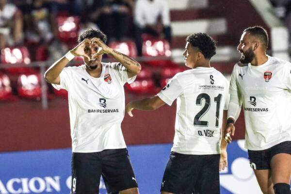 El Míster del Cibao FC, Junior Scheldeur puso a su Capitán y cancerbero Miguel Lloyd al cuidado del arco naranja.