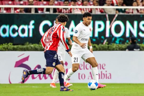 Cuando el reloj marcaba 62 minutos de juego el árbitro apreció mano de Camilo Mancilla, sacó la cartulina roja y Cibao FC se quedó con 10 jugadores.