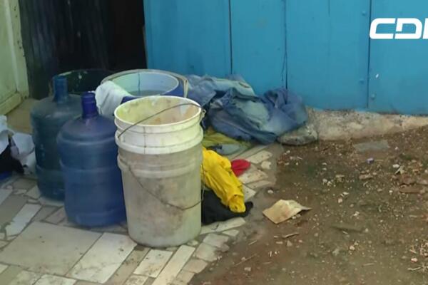 Escasez de agua potable afecta salud de residentes en Mandinga; cuya vida transcurre entre baldes vacíos y botellones de agua. Foto: CDN Digital