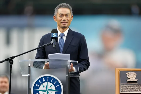 Ichiro se convertirá en el tercer jugador en donar su colección personal completa al Salón de la Fama, uniéndose a Hank Aaron y Tom Seaver. Durante sus 19 años de carrera, Ichiro Suzuki donó numerosos artículos, y según Idelson, algunas de sus contribuciones serán parte de exposiciones especiales durante el fin de semana de exaltación de este verano en Cooperstown, incluyendo una exhibición sobre el béisbol en Asia.