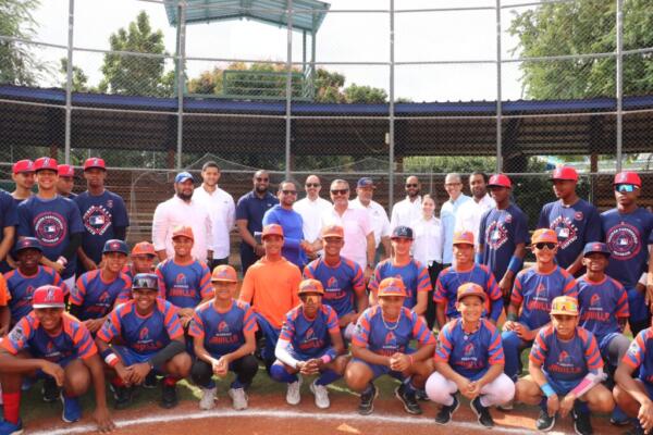 Durante el acto, Junior Noboa resaltó que una liga o academia de béisbol bien organizada ofrece mayores oportunidades de crecimiento, acceso a mejores programas de entrenamiento y proyección a niveles más altos del béisbol. 