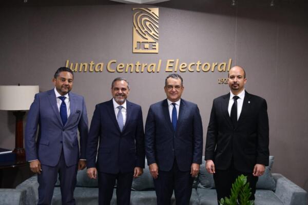 Durante el acuerdo con el titular de la Junta Central, Junior Noboa se hizo acompañar de Carlos Solano, encargado del departamento legal de la DCNB y Sócrates Aguasvivas, asesor técnico.