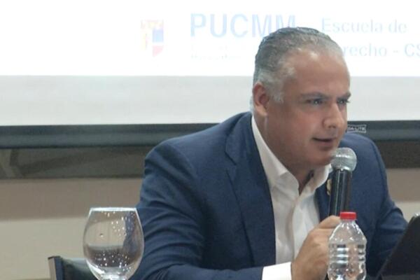 El jurista y político Alberto Fiallo dijo que la Junta Central Electoral debe acatar sentencia de candidaturas independientes, no regularlas. Foto: CDN Digital