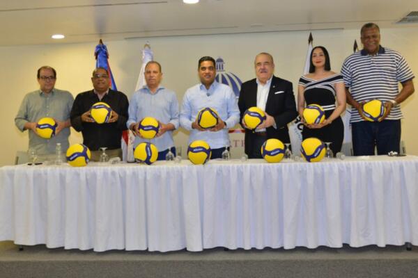 El ministro de Deportes y Recreación, Kelvin Cruz, agradeció profundamente al presidente de la NORCECA, Cristóbal Marte Hoffiz y a la excapitana de la Selección Nacional, la inmortal, Milagros Cabral, por esta donación de utilería deportiva