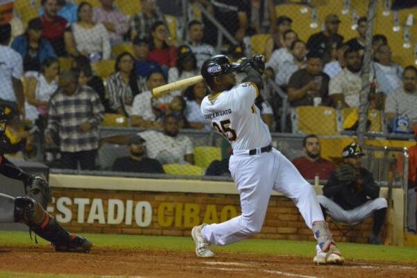 La gerencia de Operaciones de Béisbol de los Leones del Escogido agradeció a Berroa y a Corniel por su entrega con el uniforme rojo y les deseó éxitos en esta nueva etapa en sus respectivas carreras. Ambos formaron parte de la plantilla de los Leones que conquistó el campeonato nacional 2024-25.