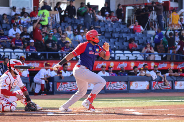 Los isleños marcaron una rayita en el primer capítulo ante Max Castillo luego de un imparable al central por parte de Brito, quien se estafó la intermedia y anotó por doble de Robinson Canó al jardín izquierdo.