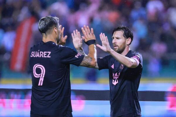 Tras acabar el encuentro, Messi se dirigió al árbitro para protestar y recibió una tarjeta amarilla. Posteriormente discutió con un entrenador asistente del New York City y le agarró por el cuello.