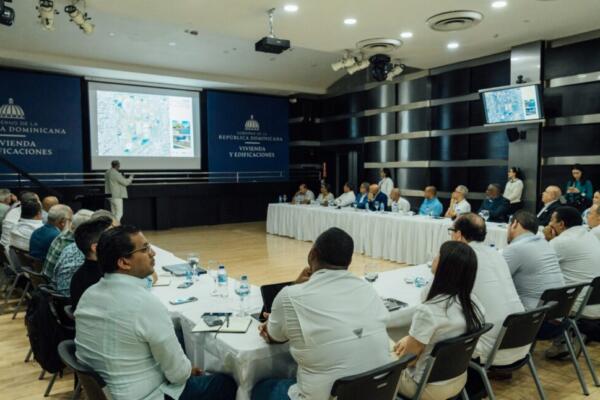 El encuentro, encabezado por el ministro Carlos Bonilla, tuvo como objetivo exponer los detalles del proyecto de remozamiento y reconstrucción, y recibir sugerencias de los federados. Durante la reunión, Bonilla destacó la importancia de la participación de los representantes deportivos en el proceso de planificación.