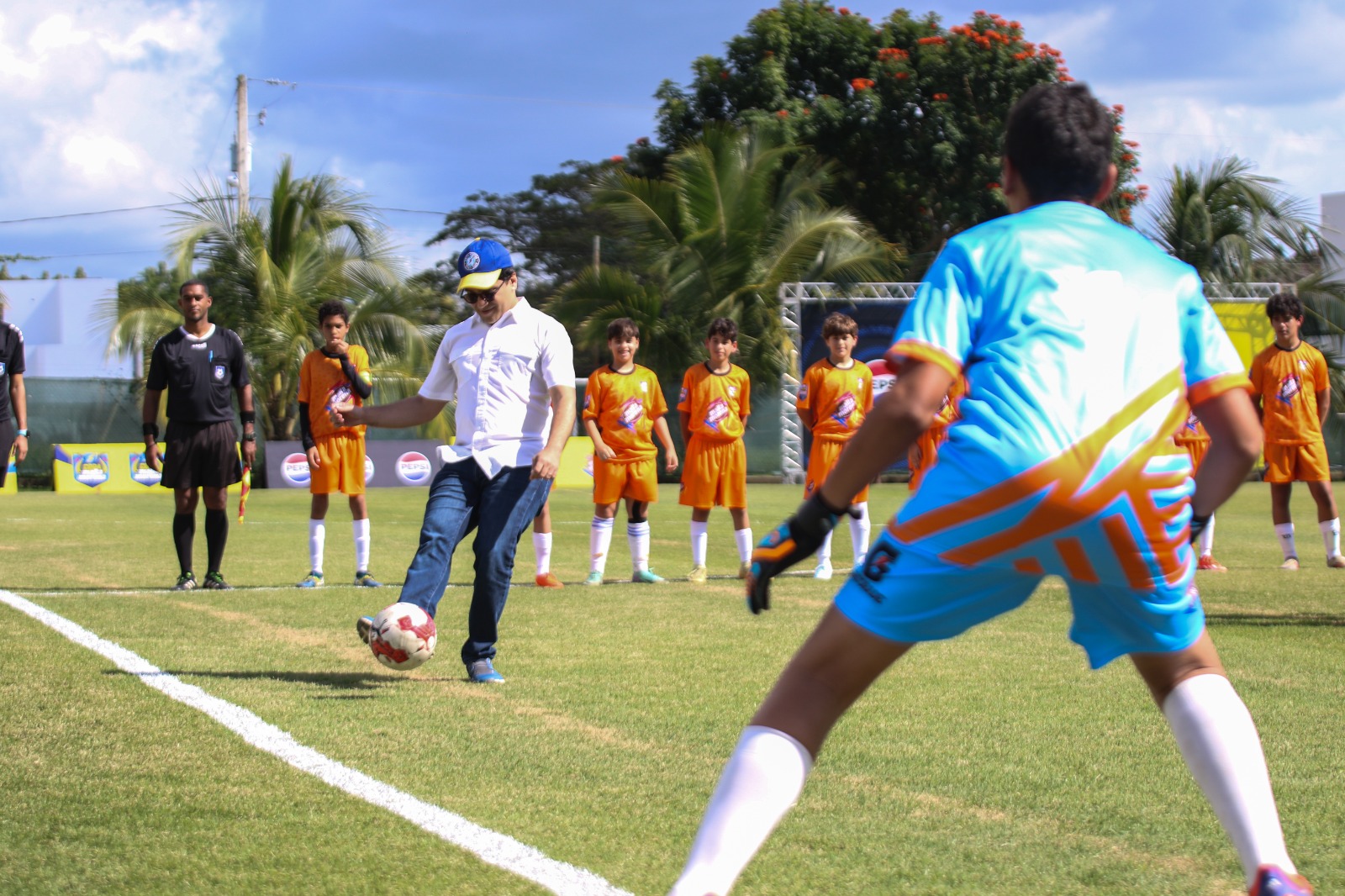 Este primer año, por ser un piloto, participarán 22 equipos entre la categoría masculina y femenina de Santo Domingo y Santiago. Los partidos serán celebrados en la cancha del Instituto Iberia en Santiago y en el DV7 Complex en la ciudad capital, los ganadores de ambas categorías recibirán trofeos y medallas.