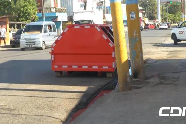 Moradores SDE valoran como positiva los contenedores de basura como sustituto de los furgones para recogida de desechos sólidos. Foto: CDN Digital