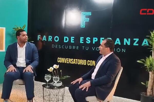 El empresario Oliver Santos ofreció charlas y conferencias en el marco del Día Nacional de la Juventud en San Cristóbal con Darian Vargas. Foto: CDN Digital