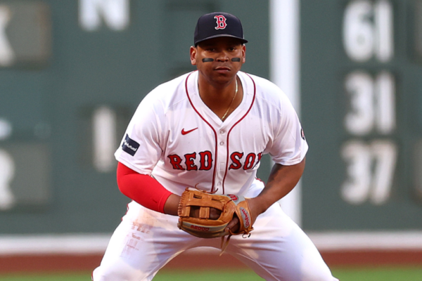 Si Rafael  Devers se mantiene en la tercera base, Bregman pasaría a la segunda. Cora ha dicho en varias ocasiones que cree que Bregman podría hacer una transición sin problemas a esa posición.