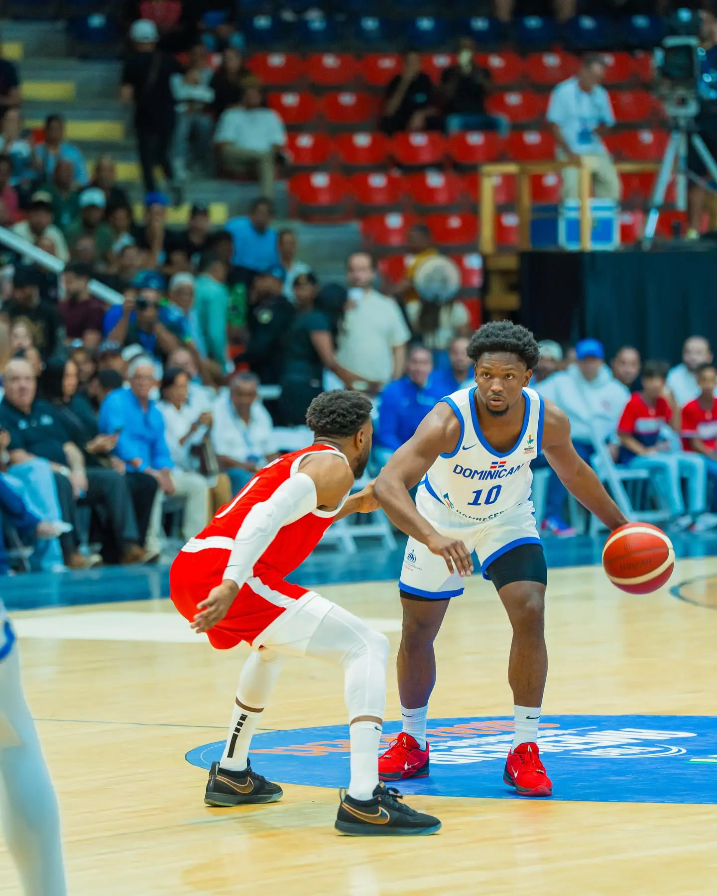 Feliz anotó 18 puntos y atrapó seis rebotes, e hizo mutual con Jones, quien debutó en grande en la selección mayor de baloncesto con 13 tantos, cuatro capturas y cuatro asistencias.