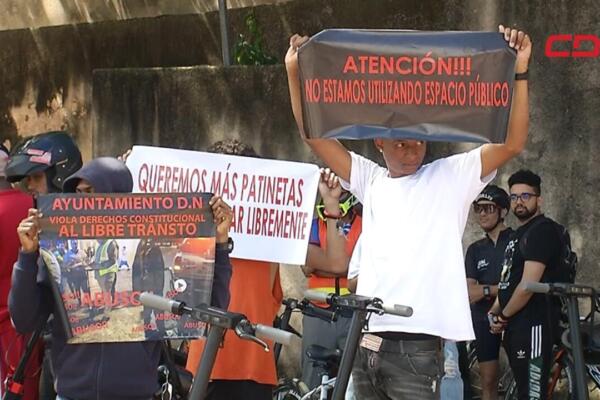 Ciudadanos y empresarios reclaman el derecho a transitar libremente en bicicletas y patinetas eléctricas en la Zona Colonial. Foto: CDN Digital