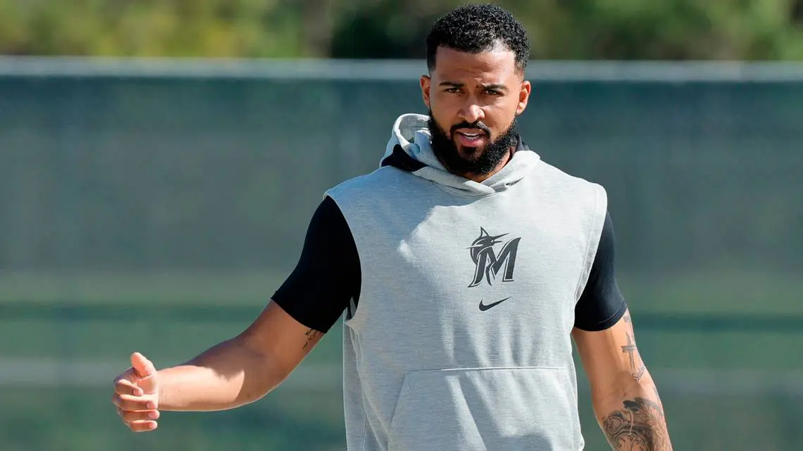 Sandy Alcántara, de 29 años, encabeza una rotación algo joven pero talentosa que recientemente dio la bienvenida al diestro veterano Cal Quantrill, quien estuvo en el campamento el jueves. El dominicano Edward Cabrera, Max Meyer y el mexicano Valente Bellozo, así como Ryan Weathers, compiten por puestos de abridor.