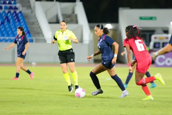 En la segunda parte República Dominicana intentó imponer sus condiciones y su ritmo, atacando con mucha intensidad por los costados y siendo más verticales en cada posesión de pelota.