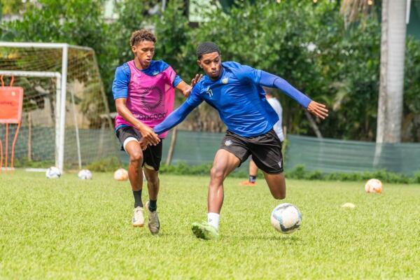 Por otro lado, a la Universidad O&M FC se le unen jugadores como los delanteros Herard Franzety, José Jaquez Jr., al igual que los defensas Lean Torres, Dairin González, y el mediocampista Charles Herold Jr.