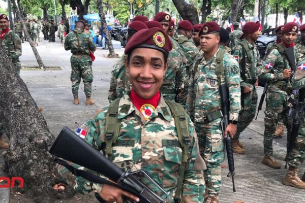 Cabo Yafreisi Ramírez, en el Desfile Militar y Policial 2025.