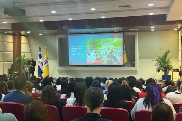 Cardenal de Uruguay participa en reconocimiento a estudiantes meritorios en PUCMM