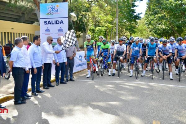 Ministros Kelvin Cruz y Andrés Bautista dan inicio a la vuelta ciclista independencia. (foto, fuente externa)