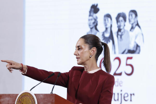 La presidenta de México, Claudia Sheinbaum, reacciona durante una rueda de prensa, en el Palacio Nacional en Ciudad de México. EFE/ Mario Guzmán