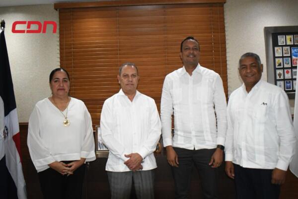 Representantes del Clúster Santiago Destino Turístico y la Unión Deportiva de Santiago (UDESA)
