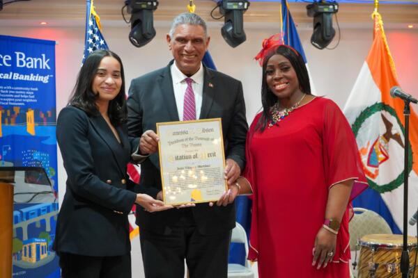 Jesús Vásquez Martínez recibe reconocimiento en el marco de la celebración del Mes de la Herencia Dominicana