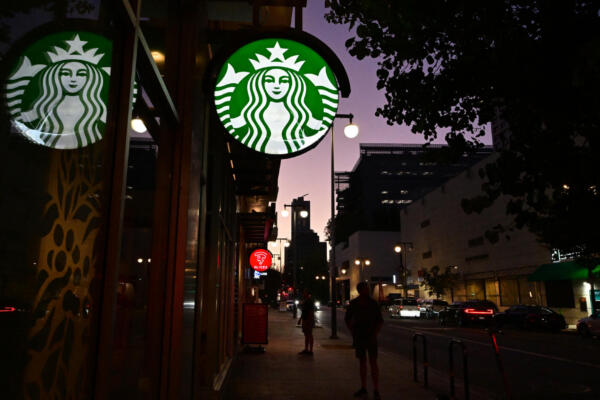 Crisis en Starbucks eliminaran 1.100 puestos por caída en ventas