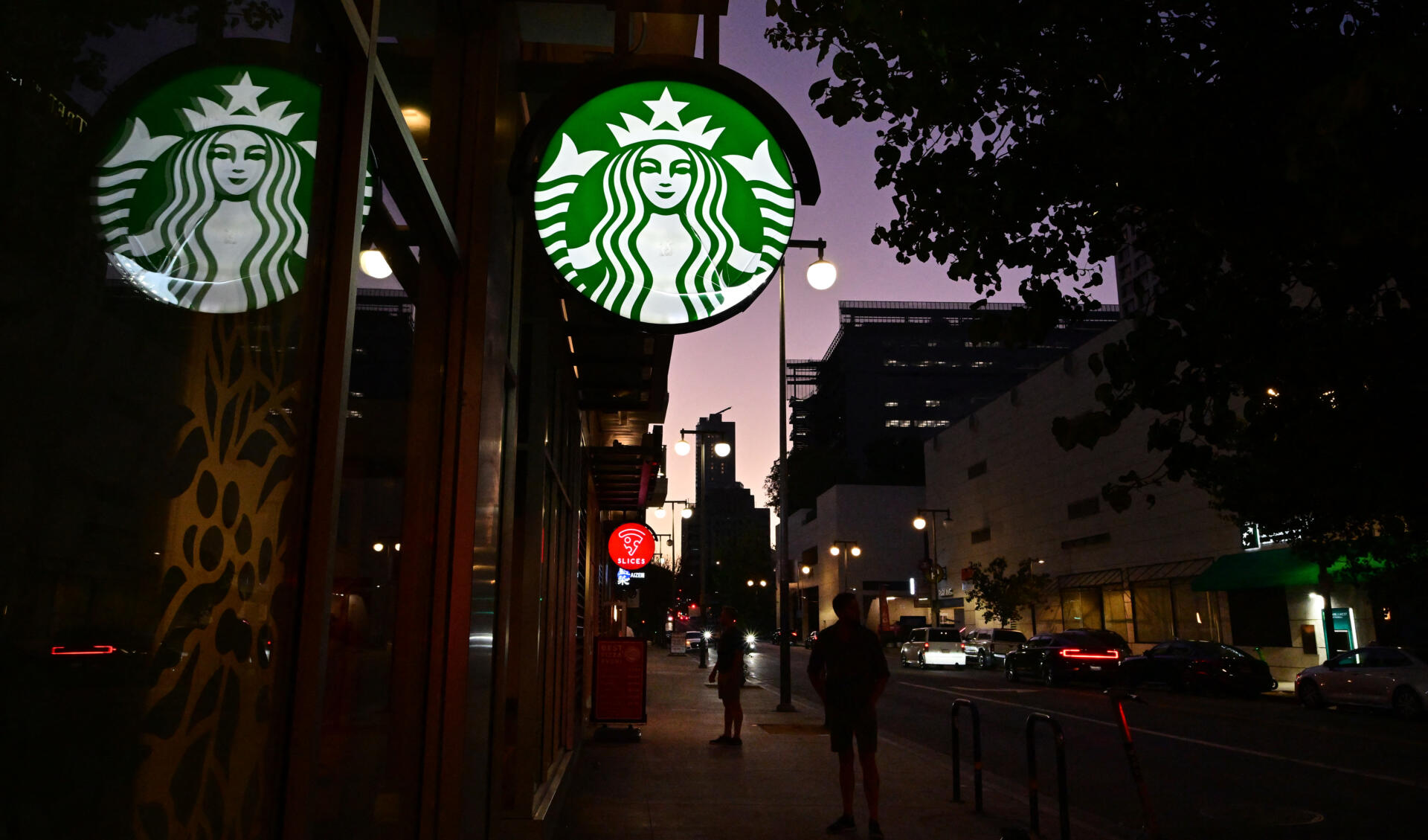 Crisis en Starbucks eliminaran 1.100 puestos por caída en ventas