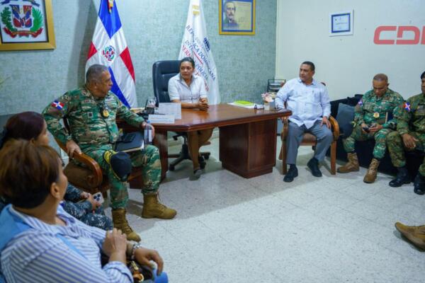 Vicealmirante Luis Rafael Lee Ballester en reunion con autoridades. 