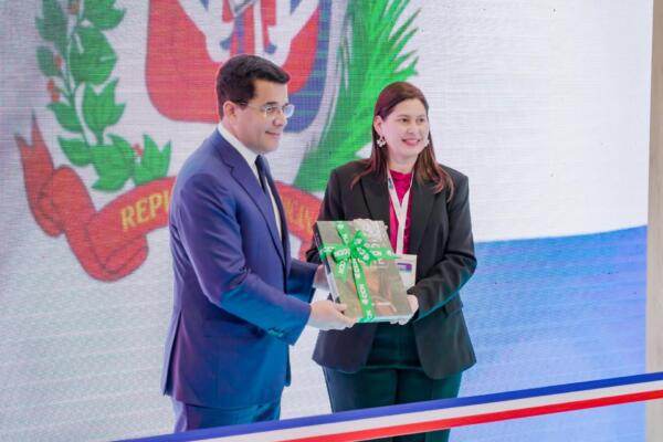 David Collado Ministro de Turismo de República Dominicana recibe el libro sobre el Pico Duarte de Carla González CCN
Foto: fuente externa