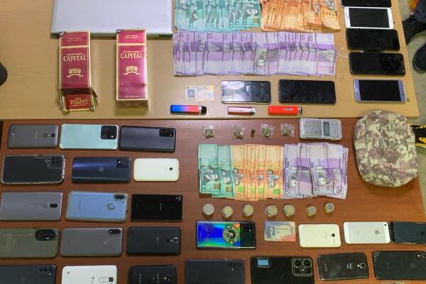 En Santiago, fuerzas del orden decomisaron un arma de fuego ilegal, celulares, dinero en efectivo, una balanza y otros objetos de interés (foto: fuente externa)