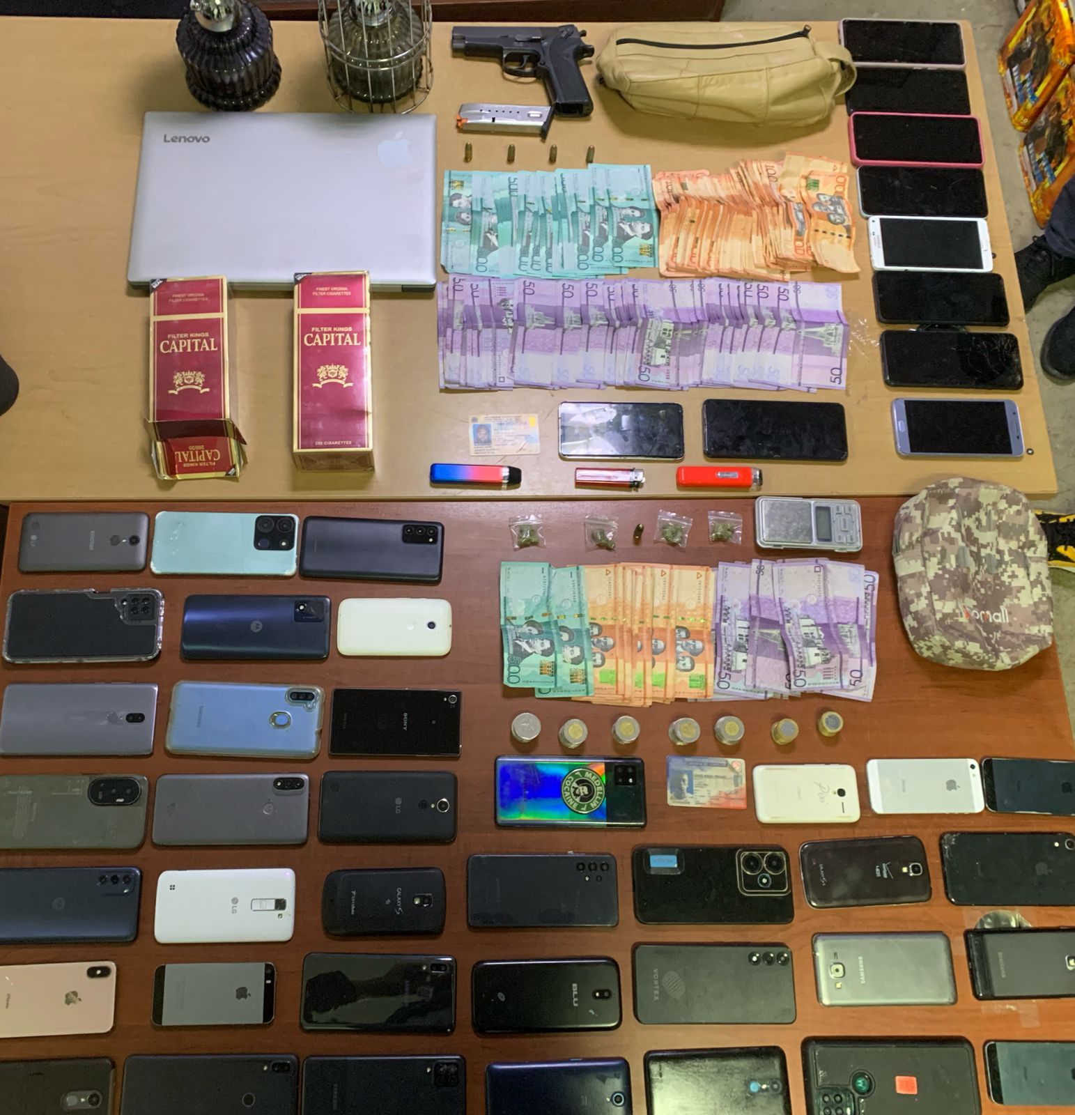 En Santiago, fuerzas del orden decomisaron un arma de fuego ilegal, celulares, dinero en efectivo, una balanza y otros objetos de interés.