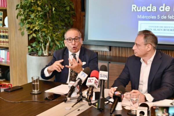 El Consejo de Defensa del ex procurador Jean Alain Rodríguez presentó, en una rueda de prensa, más de 20 documentos y pruebas audiovisuales. (foto, fuente externa)