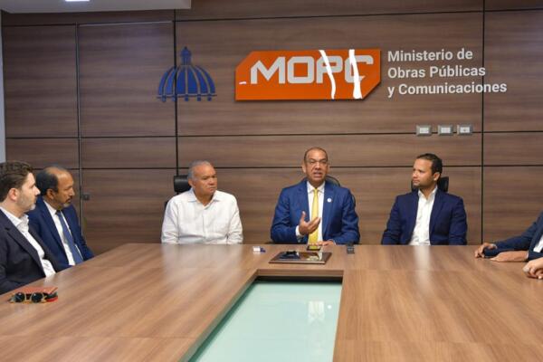 Deligne Ascención, ministro de Obras Públicas.
